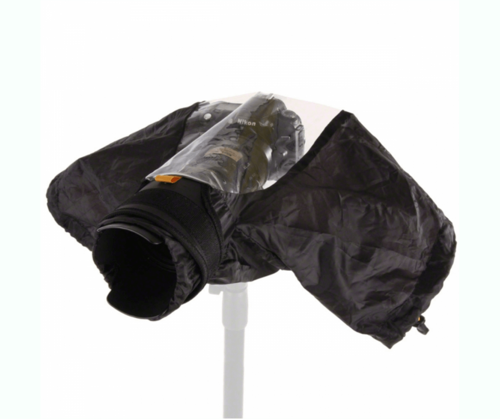 Kamera mit angebrachten Regenschutz und angedeutetem Stativ