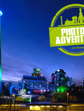 Nachtaufnahme eines Hüttenwerks mit Logo des Events Photo+Adventure 2020