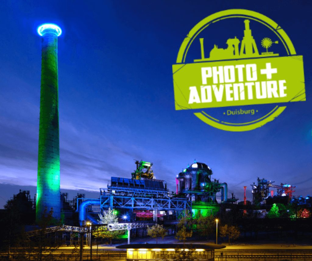 Nachtaufnahme eines Hüttenwerks mit Logo des Events Photo+Adventure 2020