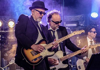 Die zwei Gitarristen der Bluus Bremers bei einem Konzert
